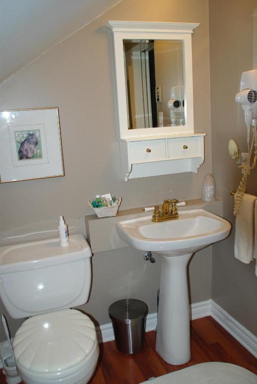 Angel House Bed And Breakfast Creemore Стая снимка